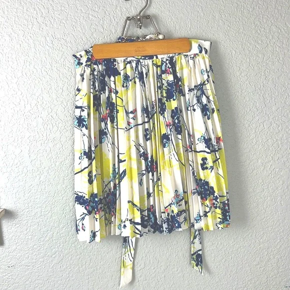 NWT! Darling Piper Accordion Pleated Floral Mini Skirt with Tie Belt Large - Picture 3 of 11